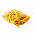 Dos pinchos de pollo o cerdo con patatas